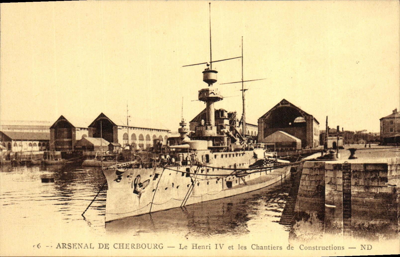 CPA Bateau Arsenal de Cherbourg Le Henri IV et les chantiers de construction 