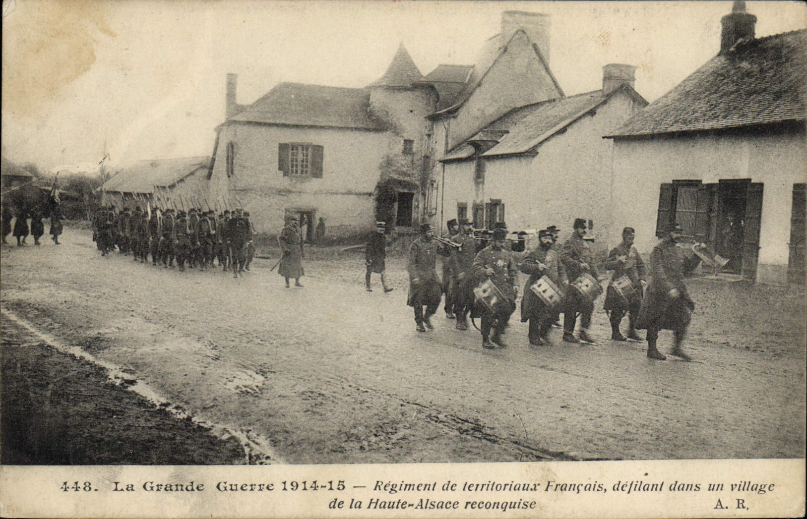 CPA Alsace Militaria Regiment de territoriaux Francais defilant dans un village de la Haute Alsace reconquise