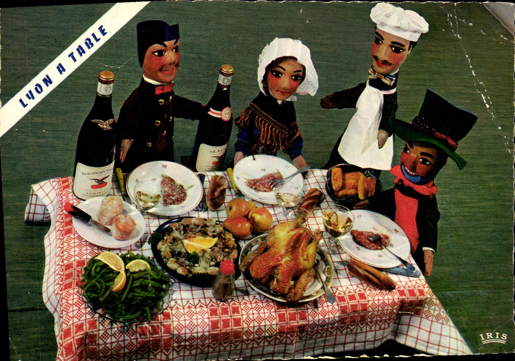CPM Lyon a table Saucisson de Lyon Grenouilles Quenelles Nantua Chapon de Bresse