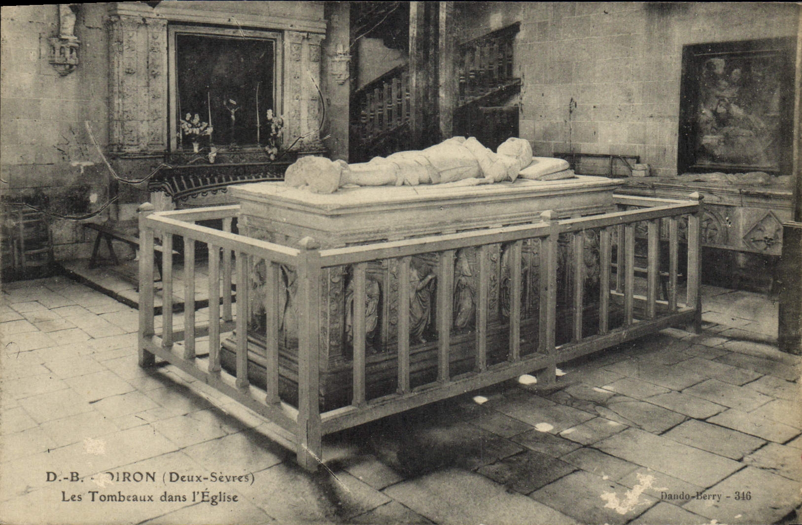 CPA Noiron Les tombeaux dans l'eglise