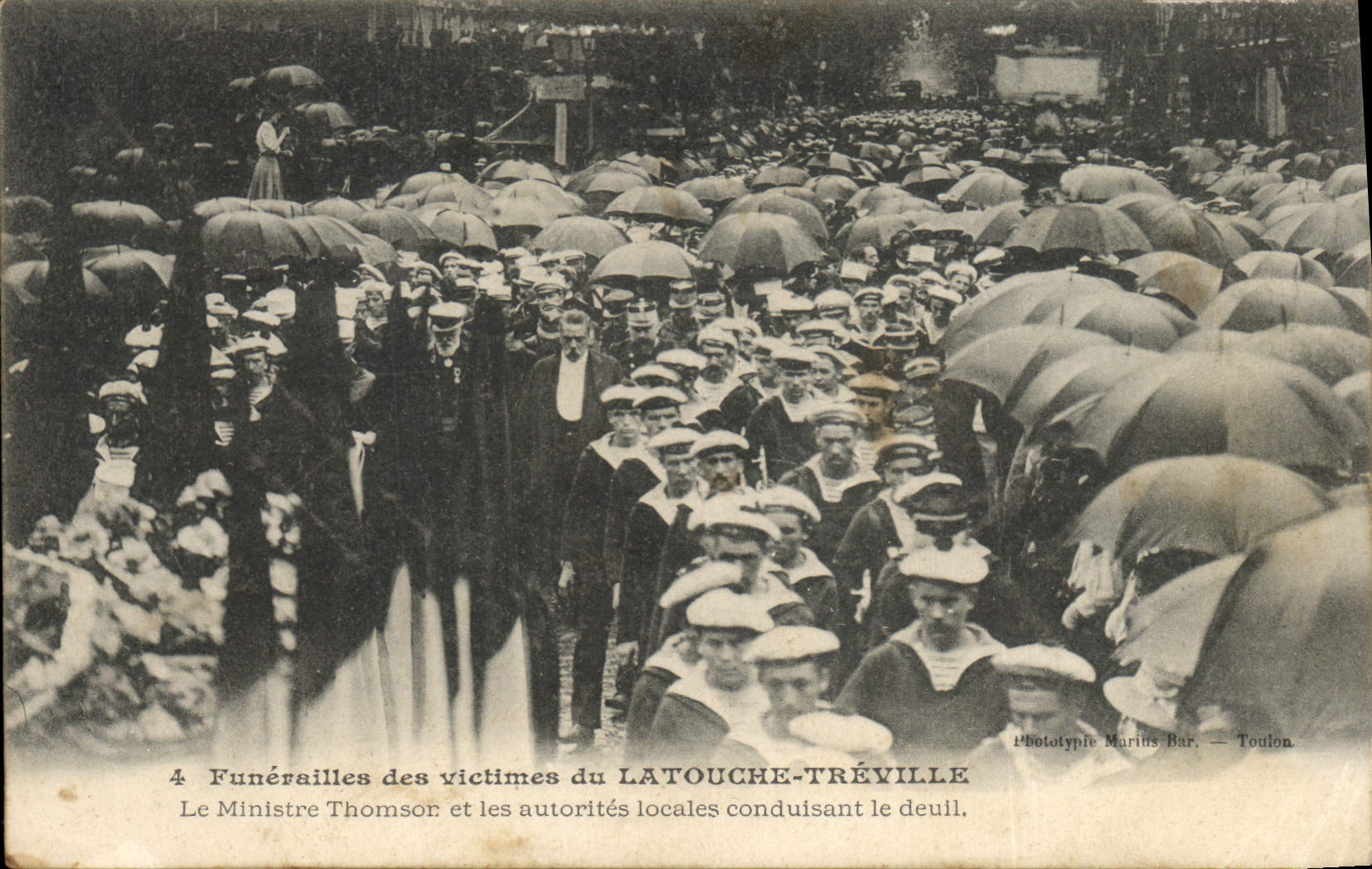 CPA Funerailles des victimes du Latouche Treville Le ministre Thomson et les autorites locales