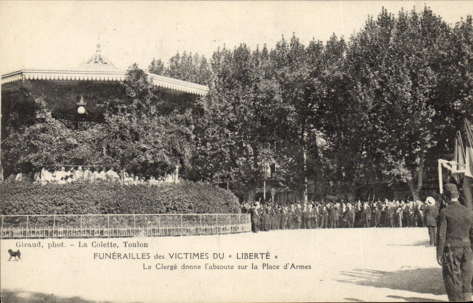 CPA Funerailles des victimes du Liberte Le clerge donne l'absoute sur la place D'arme