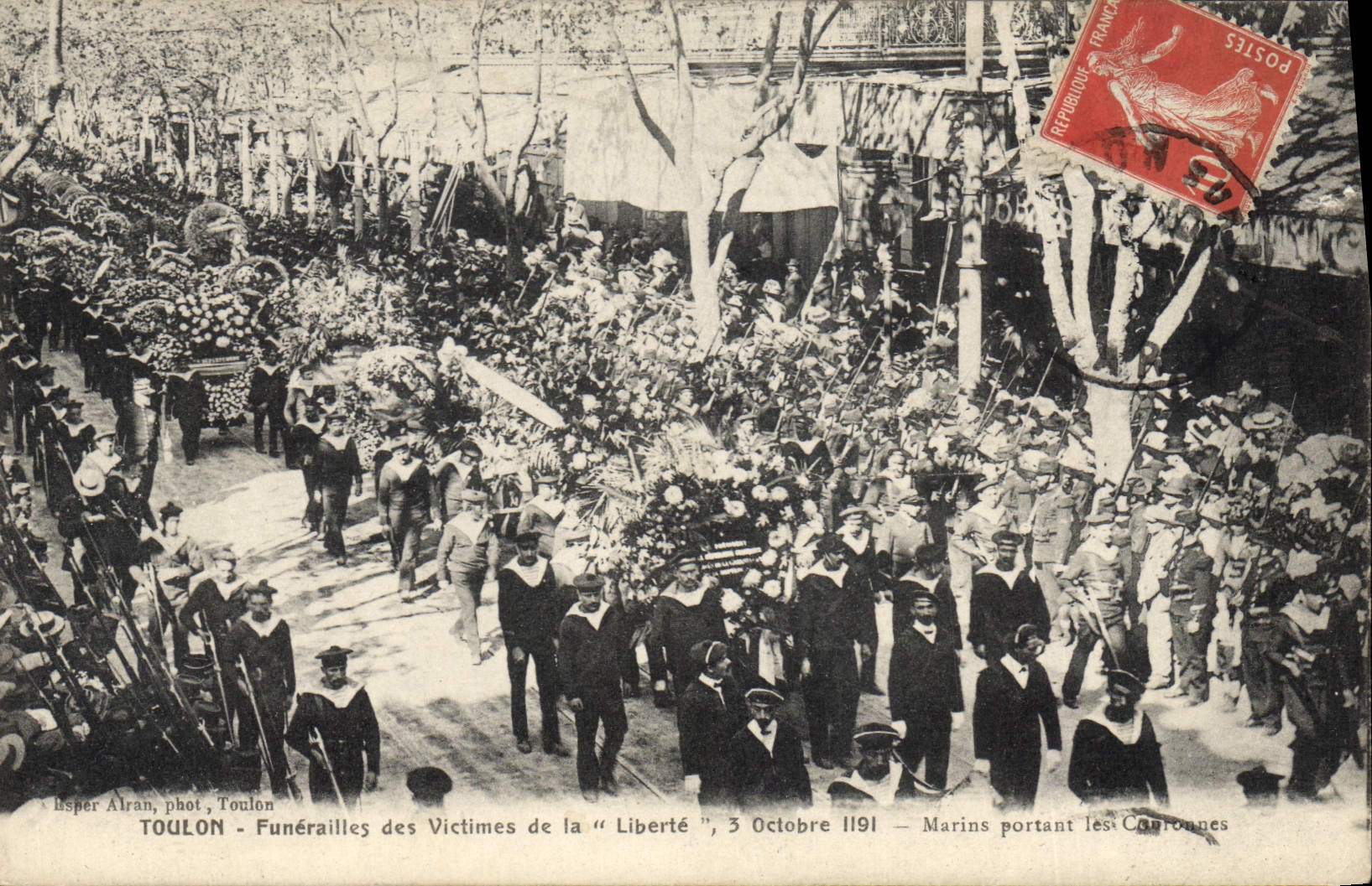 CPA Toulon Funerailles des victimes de la Liberte Marins portant les couronnes