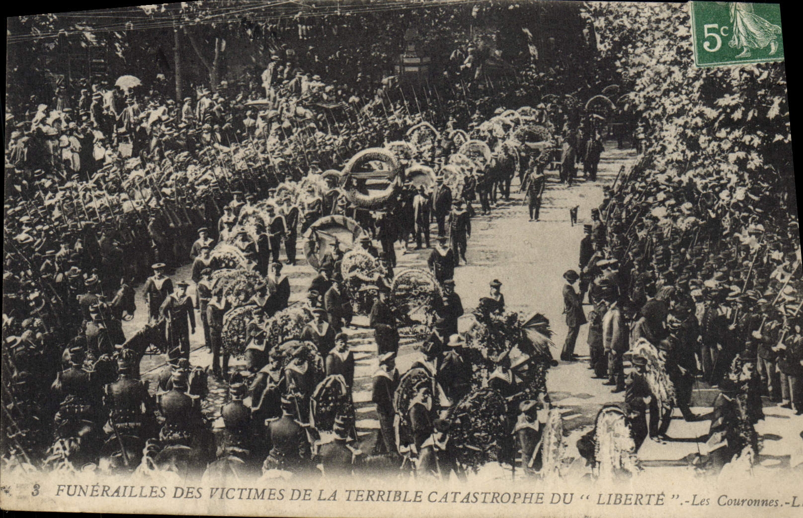 CPA Funerailles des victimes de la catastrophe du Liberte Les couronnes