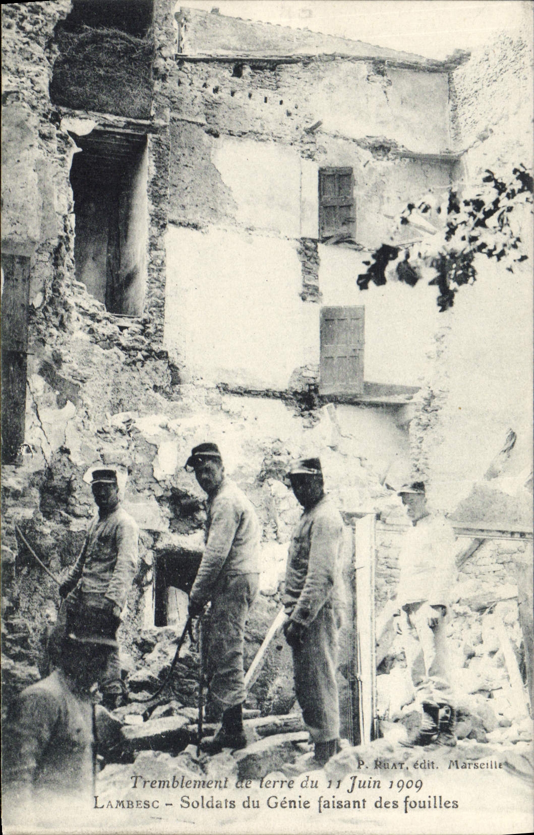CPA Militaria Tremblement de terre du 11 juin 1909 Lambesc Soldats de Genie faisant des fouilles