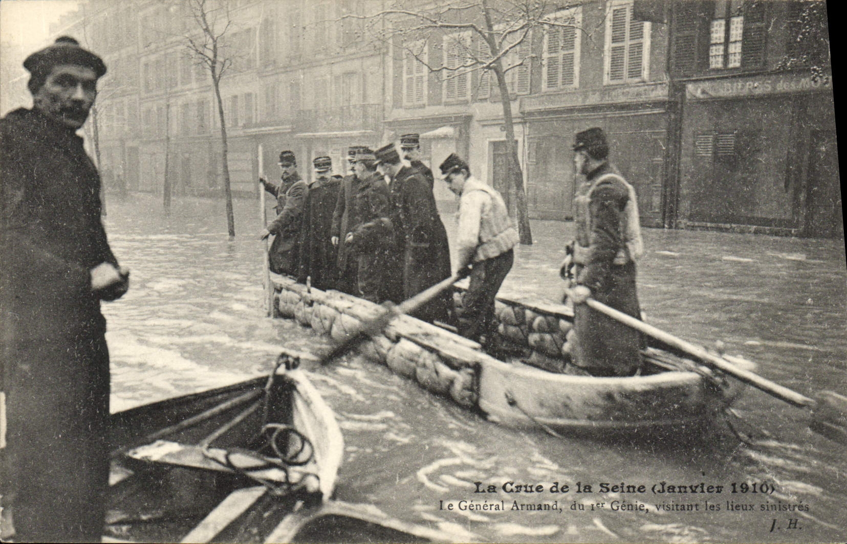 CPA Militaria La Crue de la Seine Janvier 1910 Le general Armand du 1er Genie visitant les lieux sinistres
