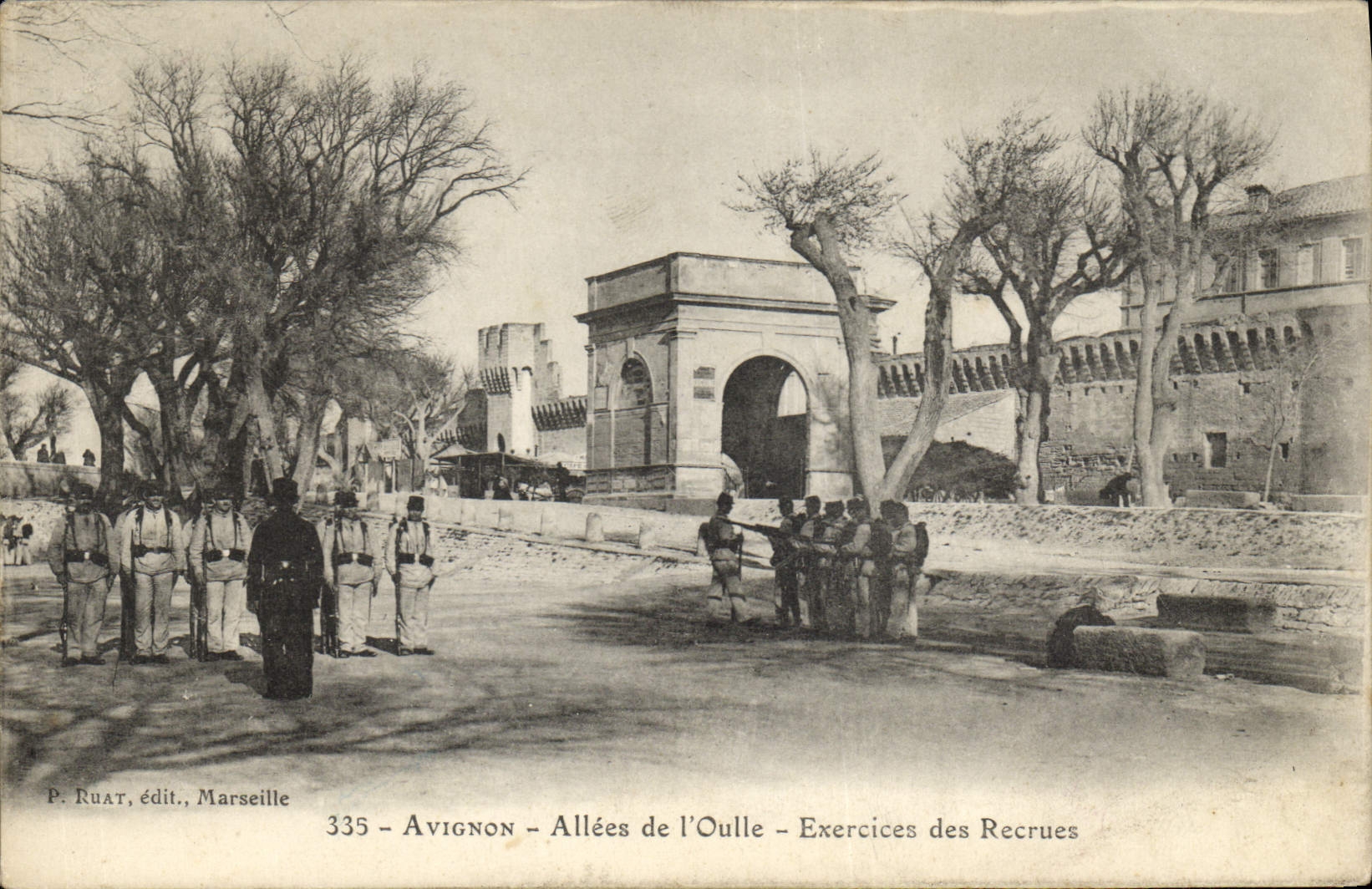 CPA Militaria Avignon Allees de l'Oulle Exercices des recrues