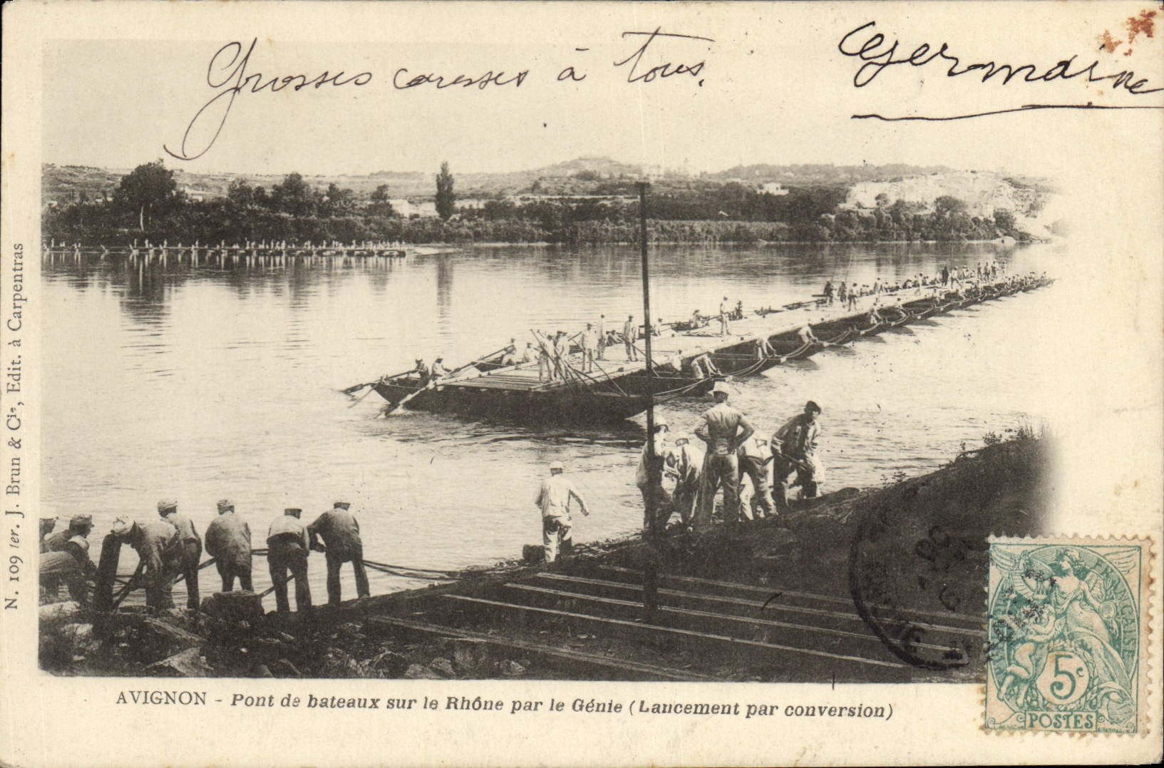 CPA Militaria Avignon Pont de bateaux sur le Rhone par le Genie Lancement par conversion
