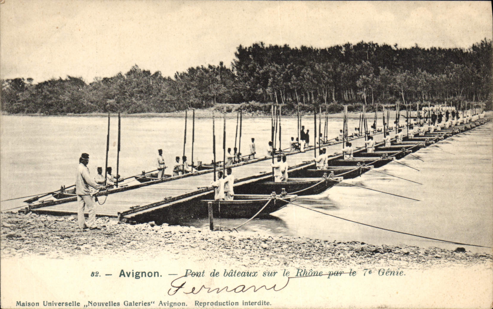 CPA Militaria Avignon Pont de bateaux sur le RHone par le 7eme Genie