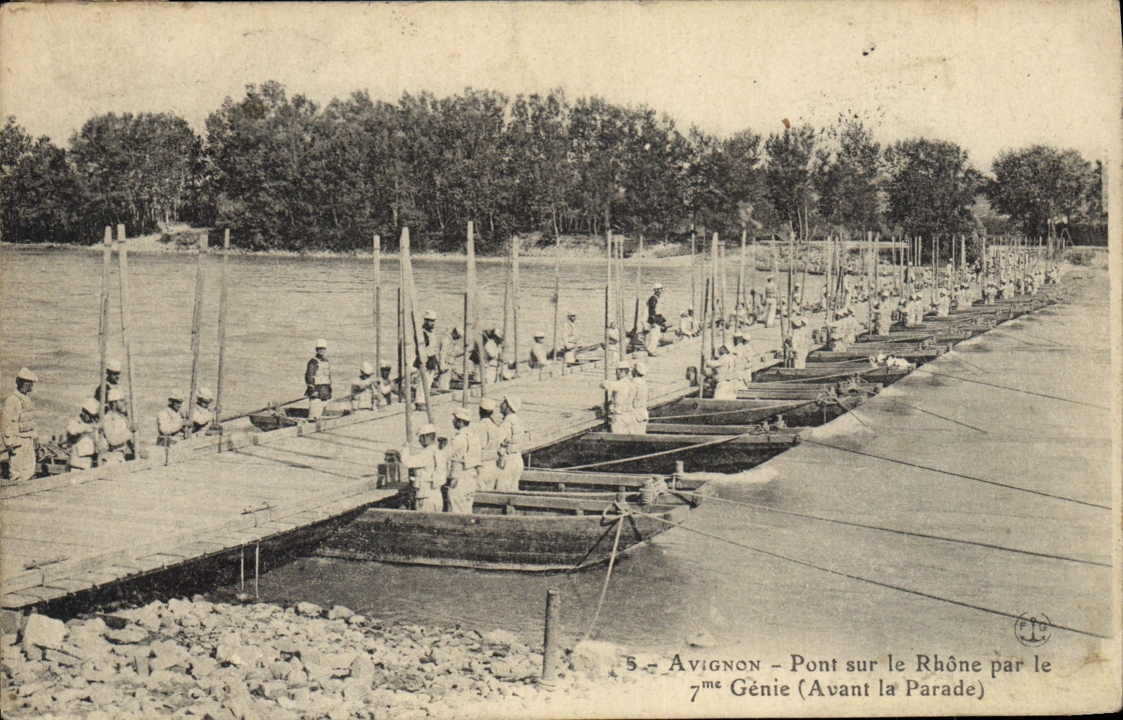 CPA Militaria Avignon Pont sur le Rhone par le 7eme Genie Avant la parade