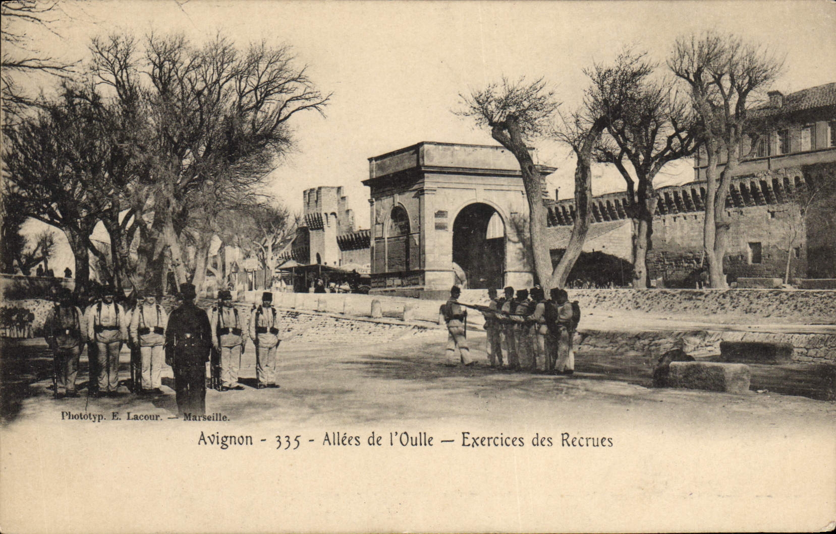 CPA Militaria Avignon Allees de l'Oulle Exercices des recrues