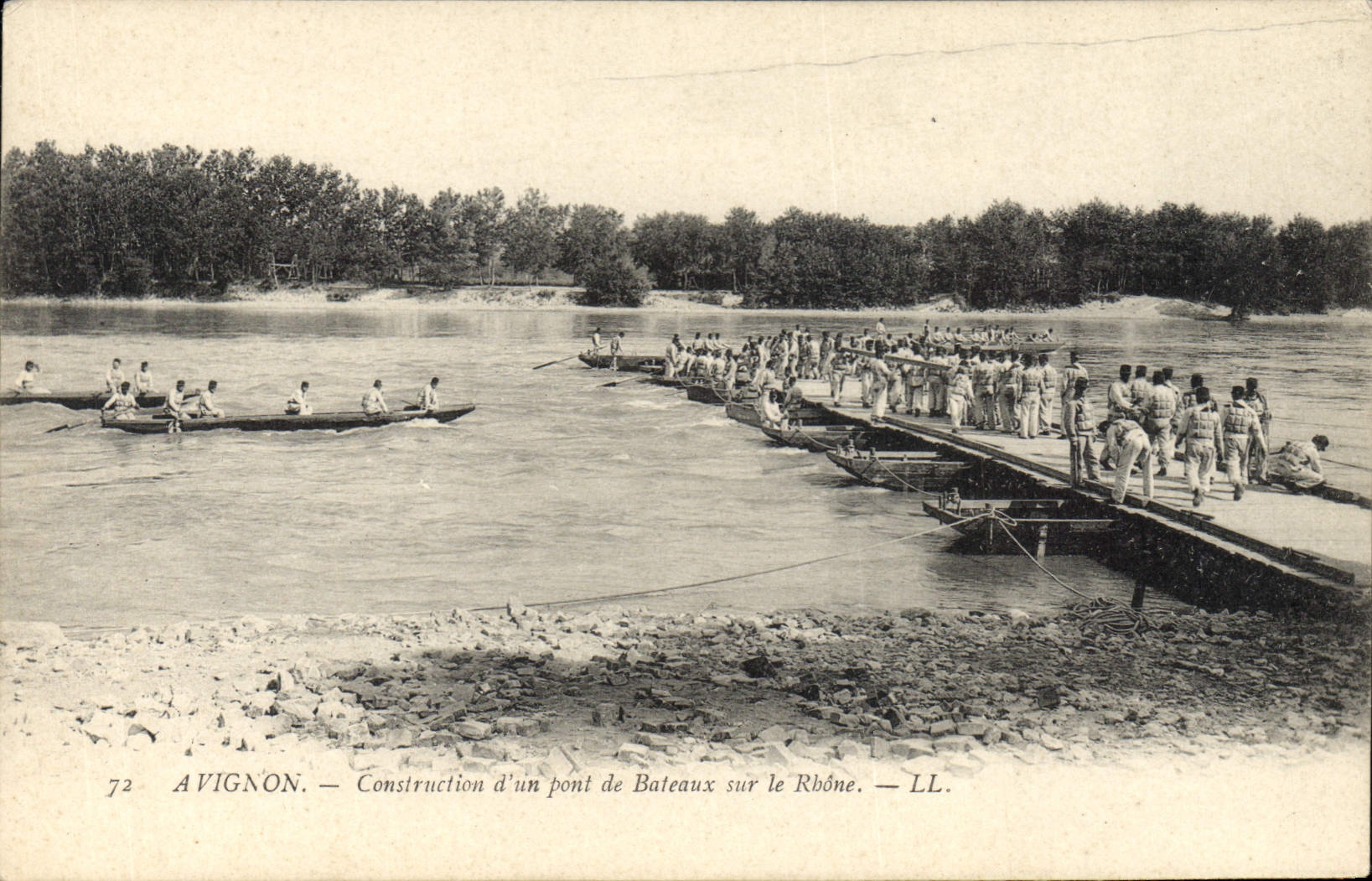 CPA Militaria Avignon Construction d'un pont de bateaux sur le Rhone