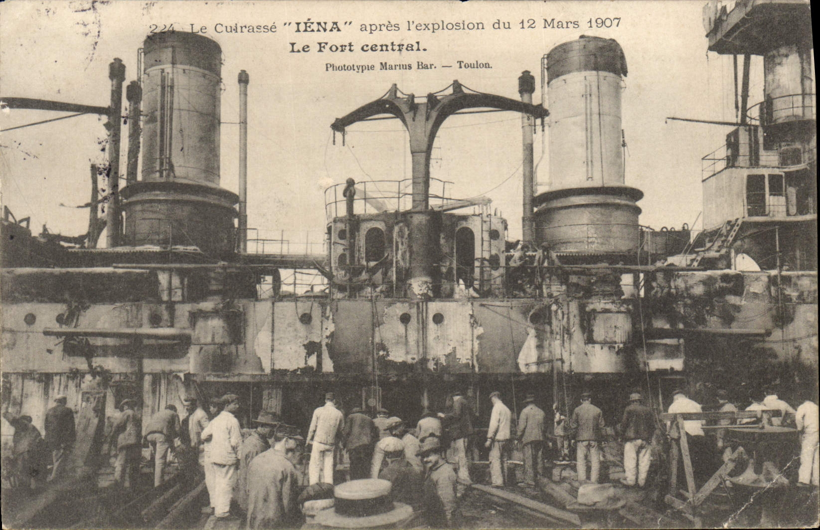 CPA Bateau Le cuirasse Iena apres l'explosion du 12 mars 1907 Le Fort Central