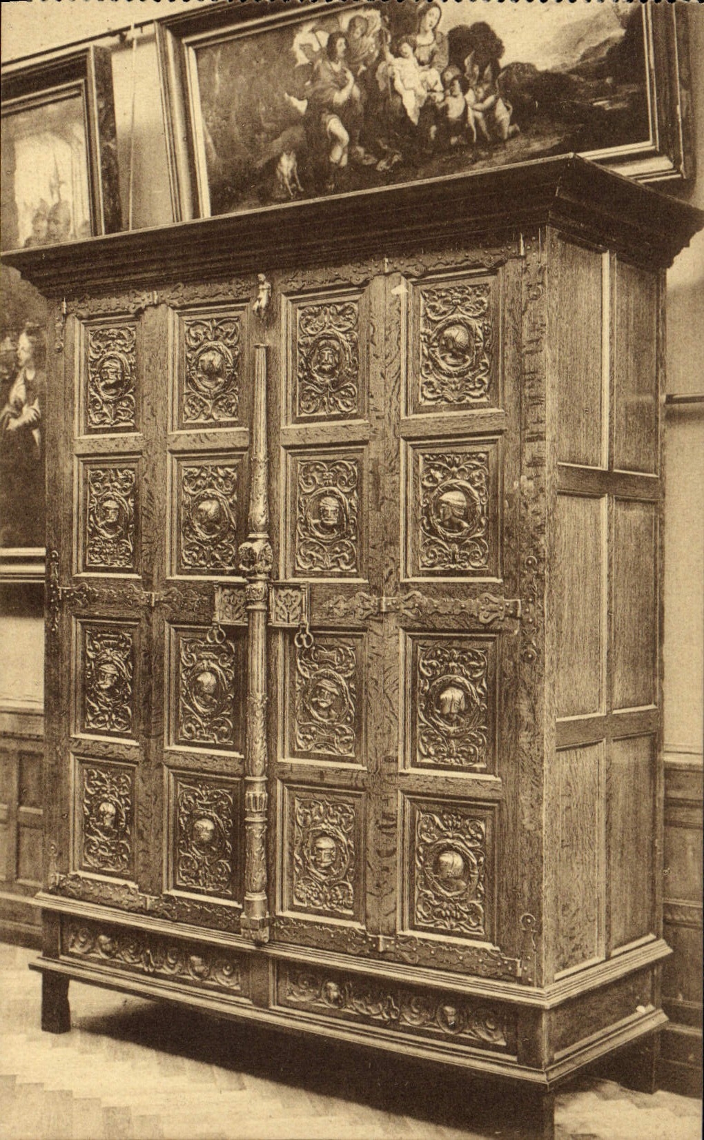 CPA Musee de la Commission d'Assistance publique Anvers Armoire a quatre vantaux