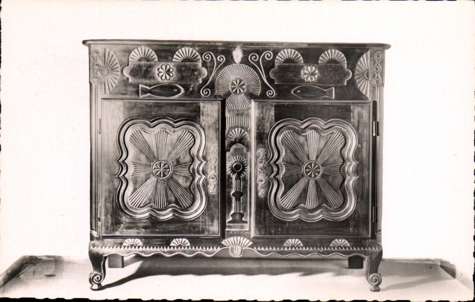 CPA Le musee basque le mobilier Bahut ancien