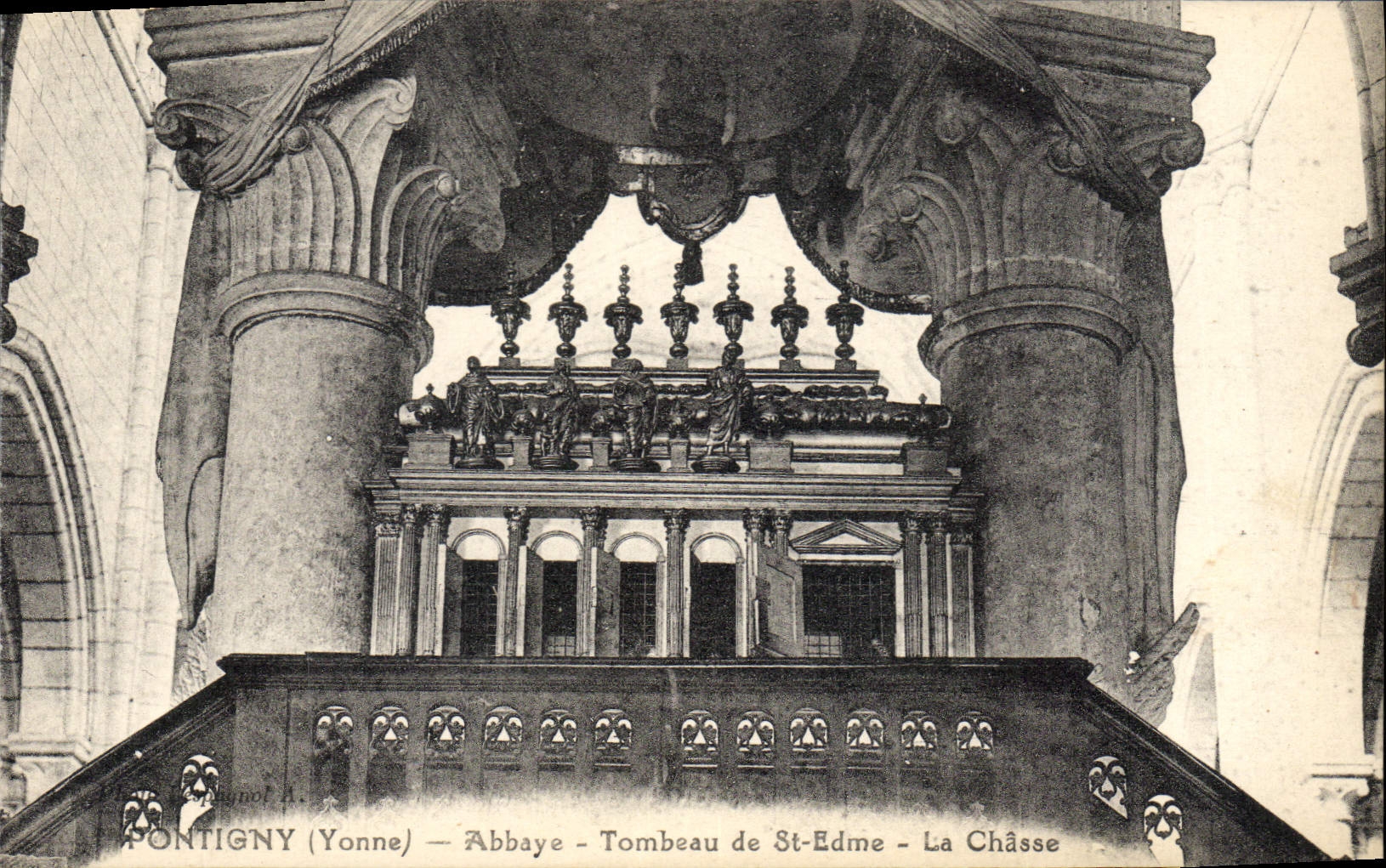 CPA Pontigny Abbaye Tombeau de St Edme La chasse