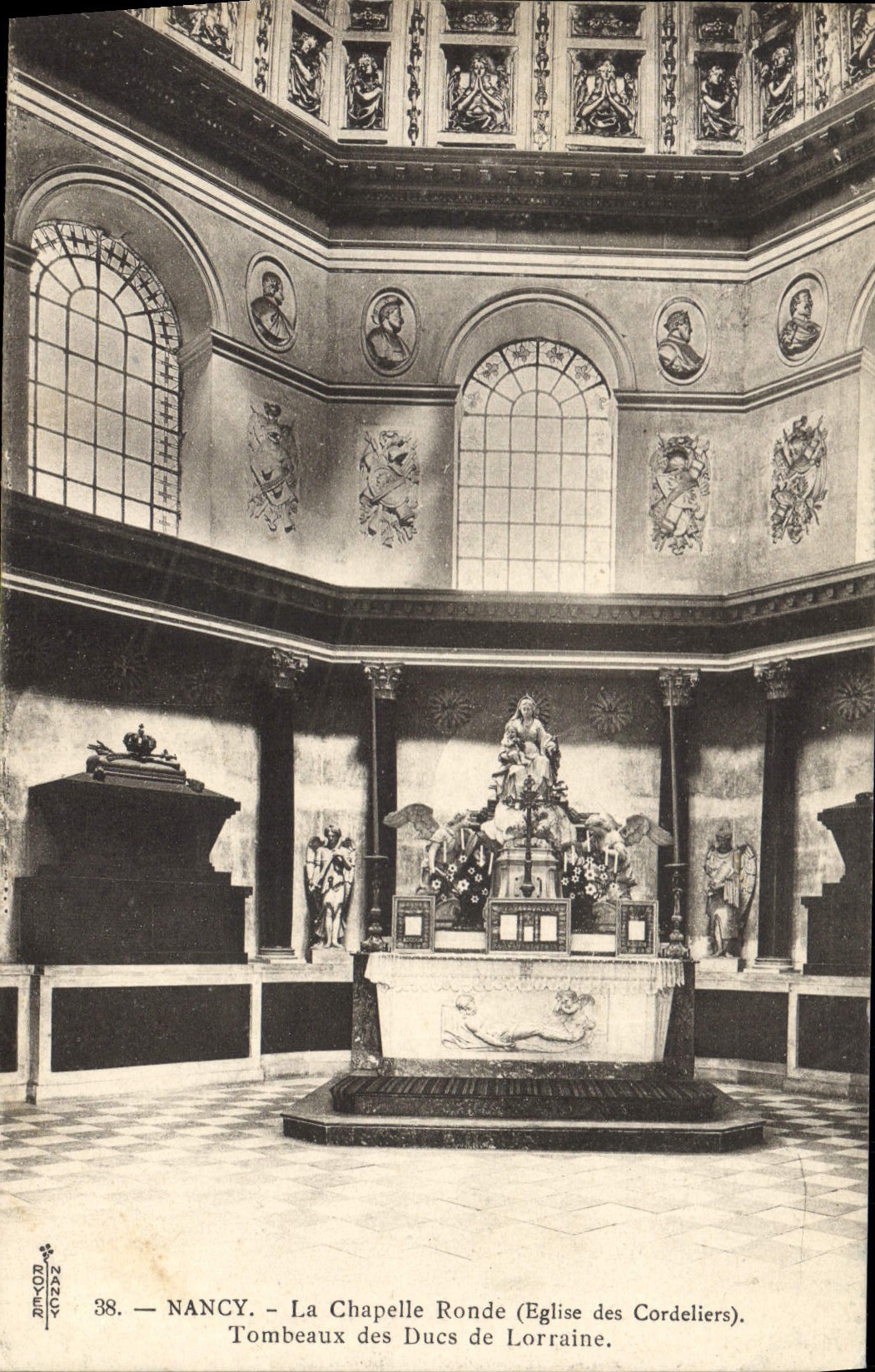 CPA Nancy La chapelle ronde Eglise des Cordeliers Tombeaux des Ducs de Lorraine