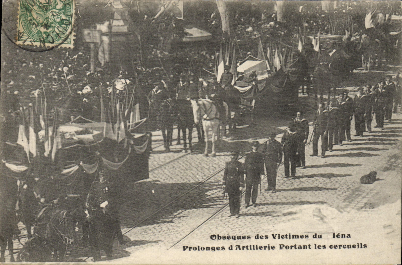 CPA Obseques des victimes du Iena Prolonges d'artillerie portant les cercueils