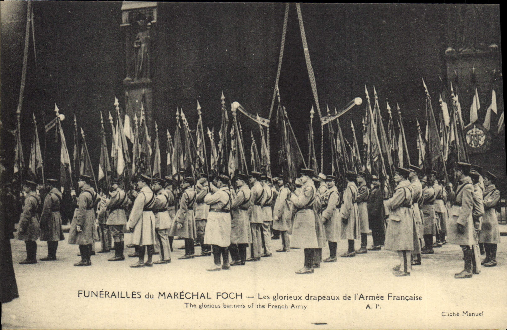 CPA Funerailles du Marechal Foch Les glorieux drapeaux de l'armee francaise