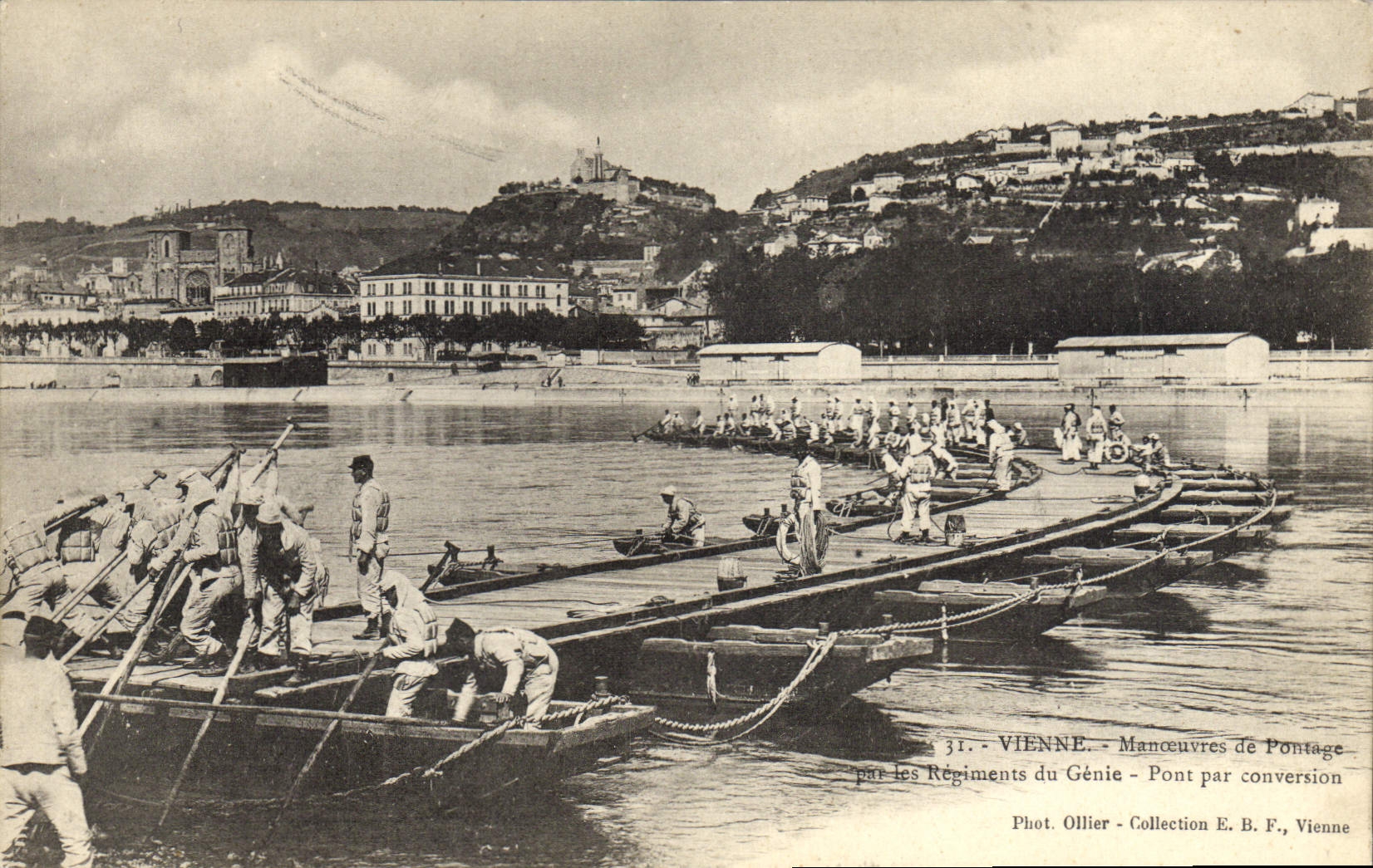 CPA Militaria Vienne Manoeuvres de pontage par les regiments de Genie Pont par conversion