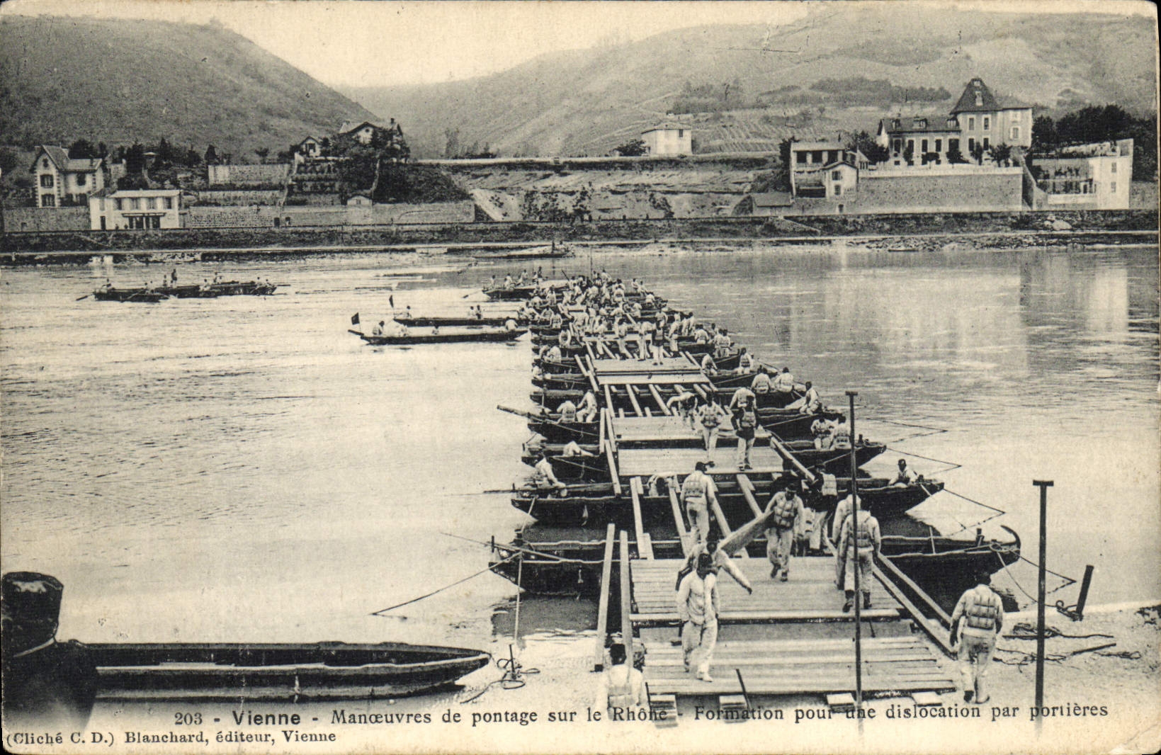 CPA Militaria Vienne Manoeuvres de pontage sur le Rhone Formation pour une dislocation par portieres