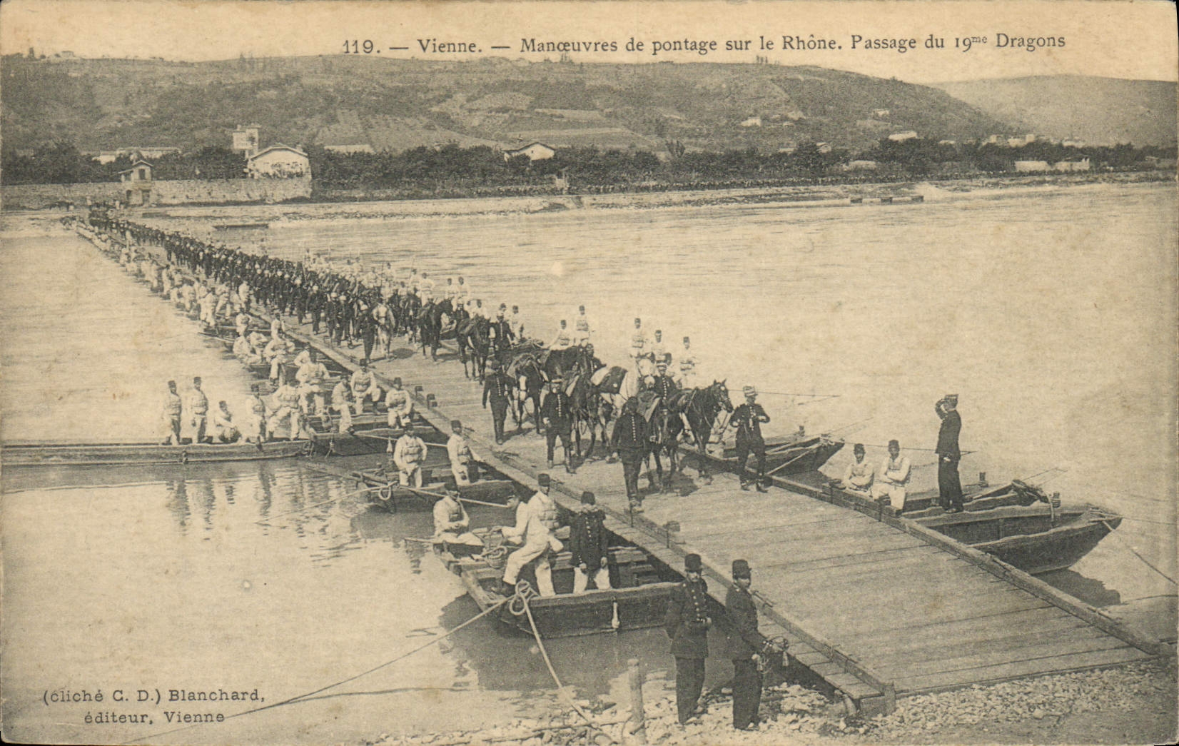 CPA Militaria Vienne Manoeuvres de pontage sur le Rhone Passage du 19eme Dragons