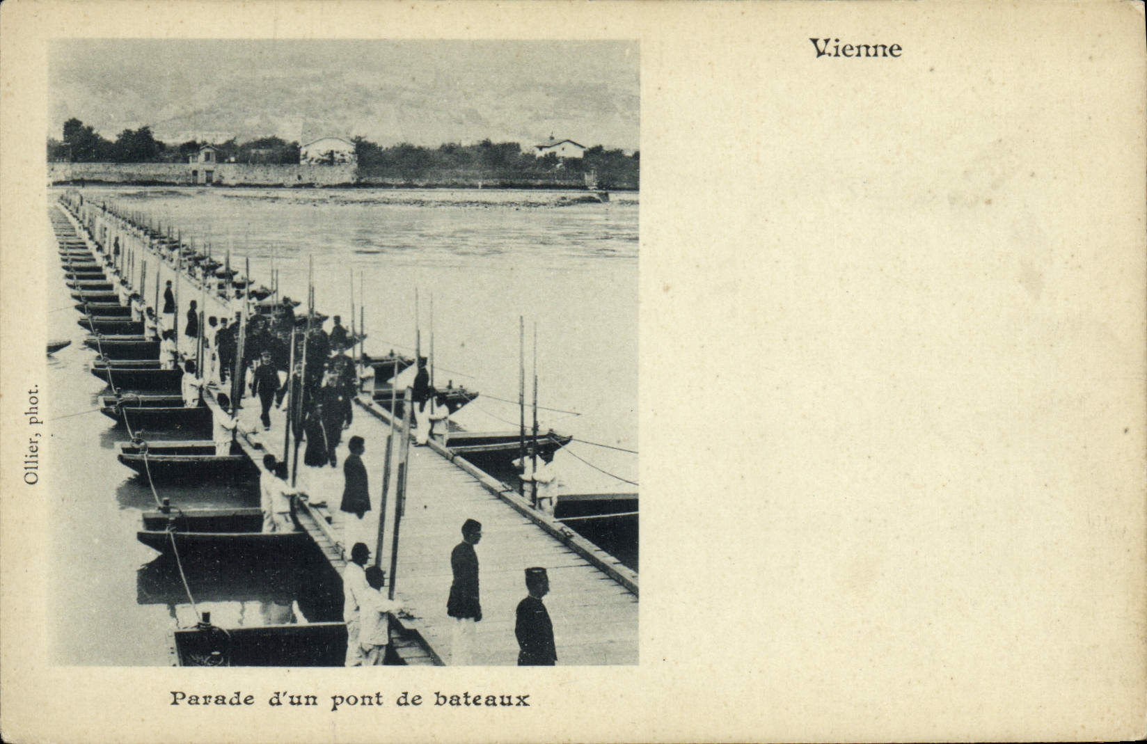 Postal Militaria Viena Desfile de un puente de barcos