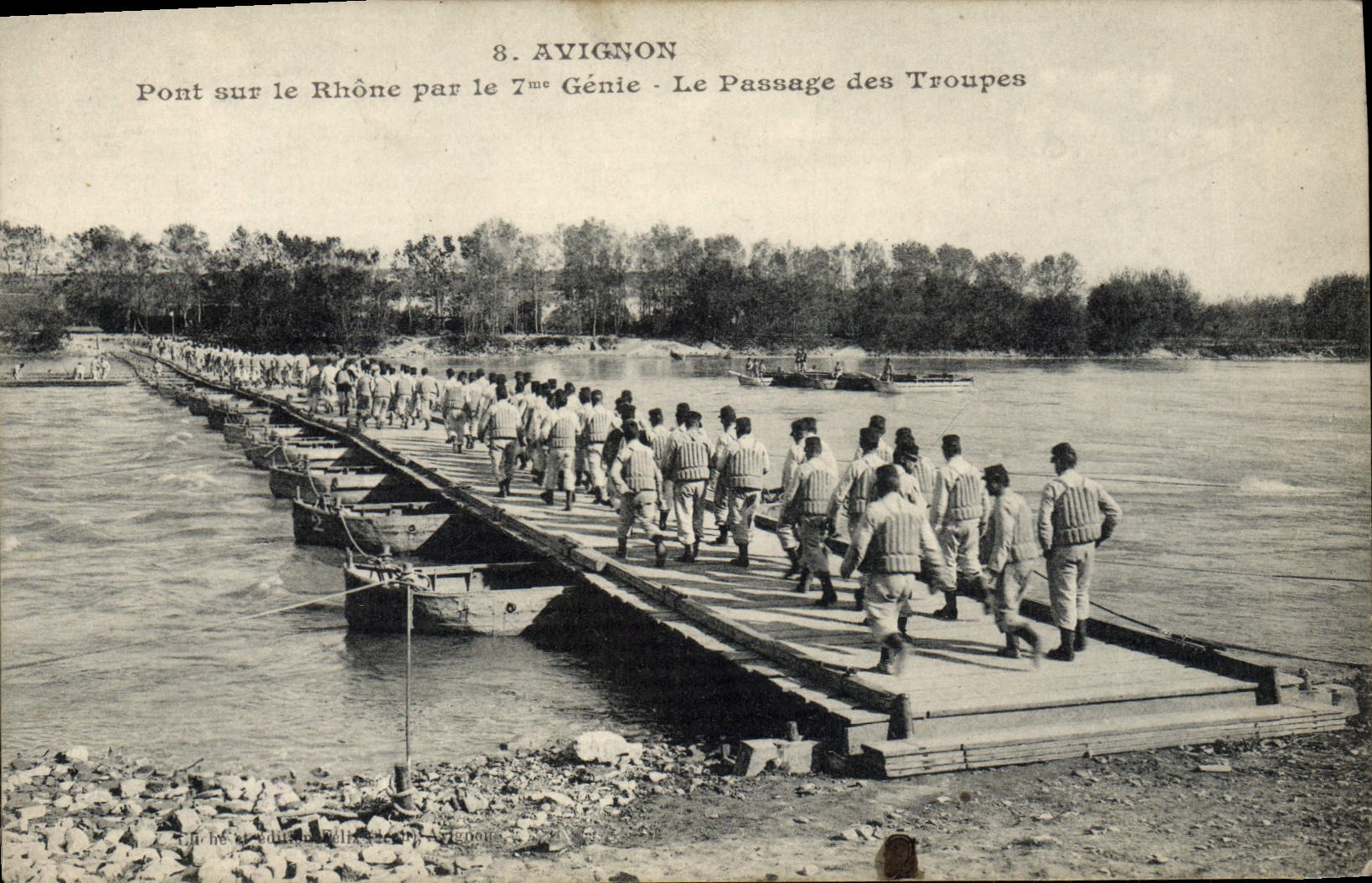 CPA Militaria Avignon Pont sur le Rhone par le 7eme Genie Le passage des troupes