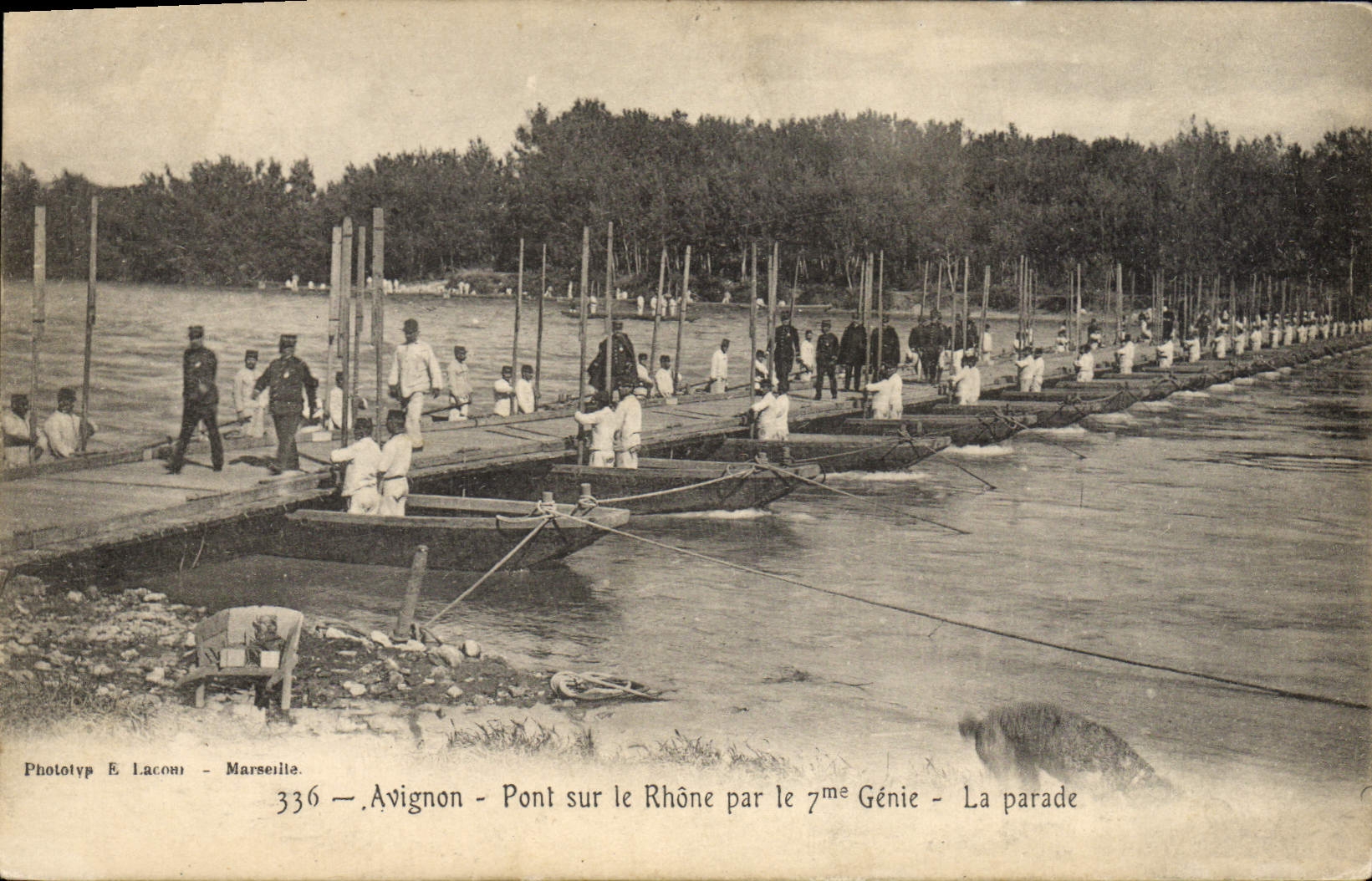 CPA Militaria Avignon Pont sur le Rhone par le 7eme Genie La parade