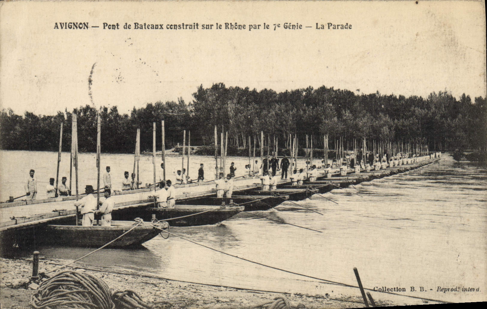 Postal Militaria Aviñón Puente de barcos construye sobre la Ródano por la 7.o Ingeniería el desfile
