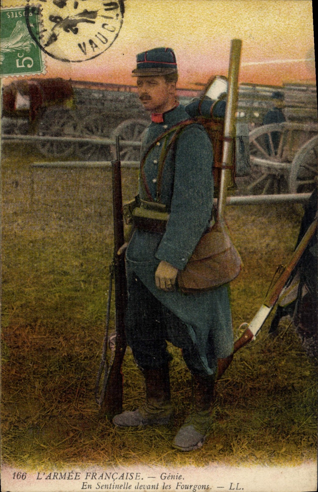 Postal Militaria Ingeniería en centinela delante de los furgones