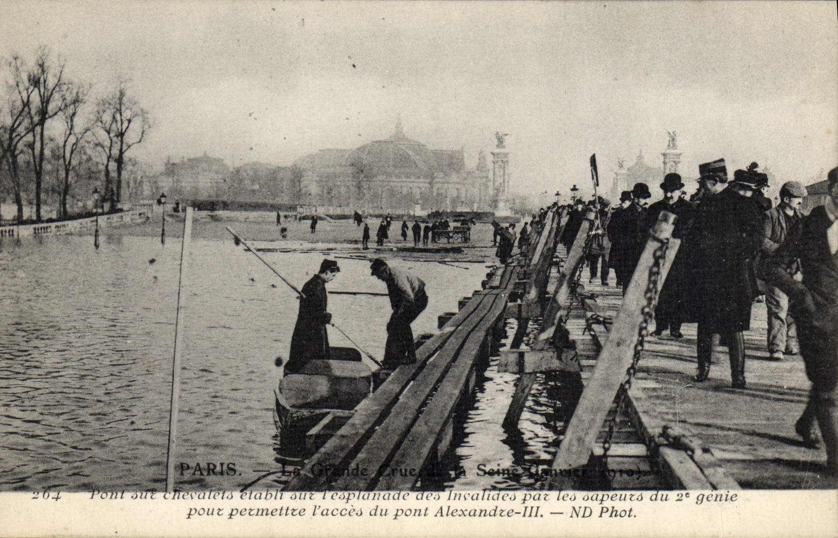 CPA Militaria Paris La grande Crue Janvier 1910 Pont sur chevalets etabli sur l'esplanade des Invalides par les Sapeurs du 2me Genie Pont Alexandre III