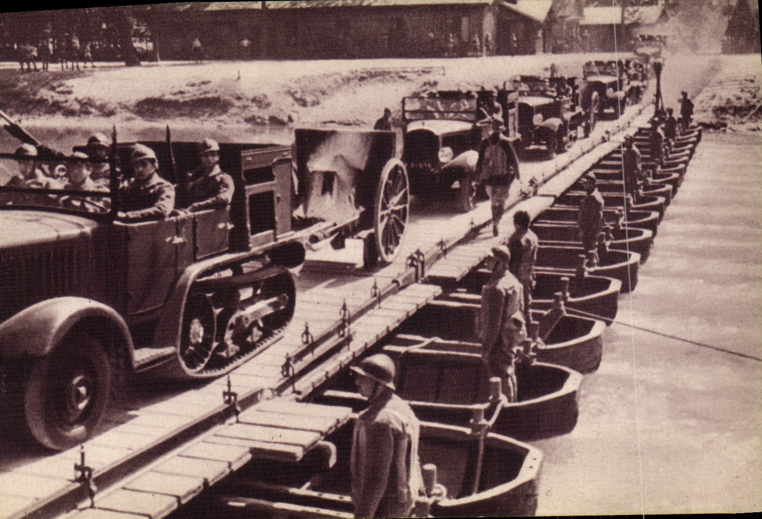 CPA Militaria Pont de bateaux 