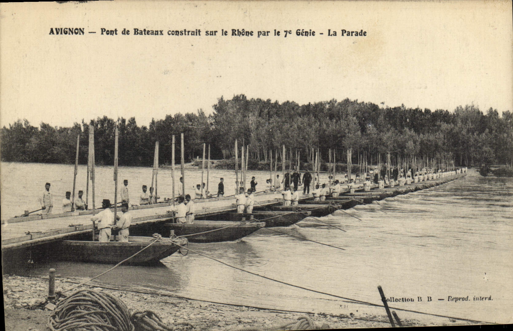 CPA Militaria Avignon Pont de bateaux construit sur le Rhone par le 7eme Genie La parade