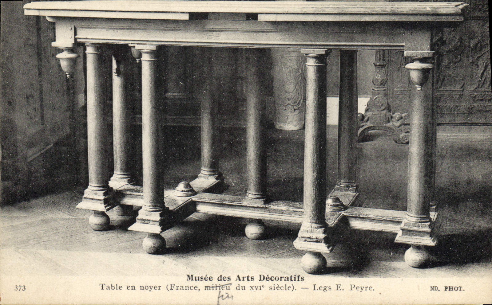 CPA Musee des Arts Decoratifs Table en noyer Legs Peyre
