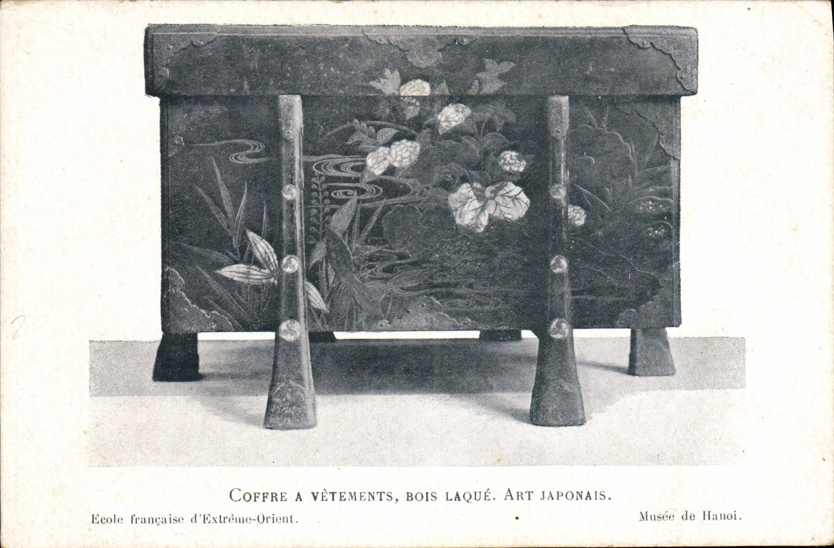 CPA Coffre a vetements bois laque Art Japonais Japon Nippon Musee de Hanoi Indochine