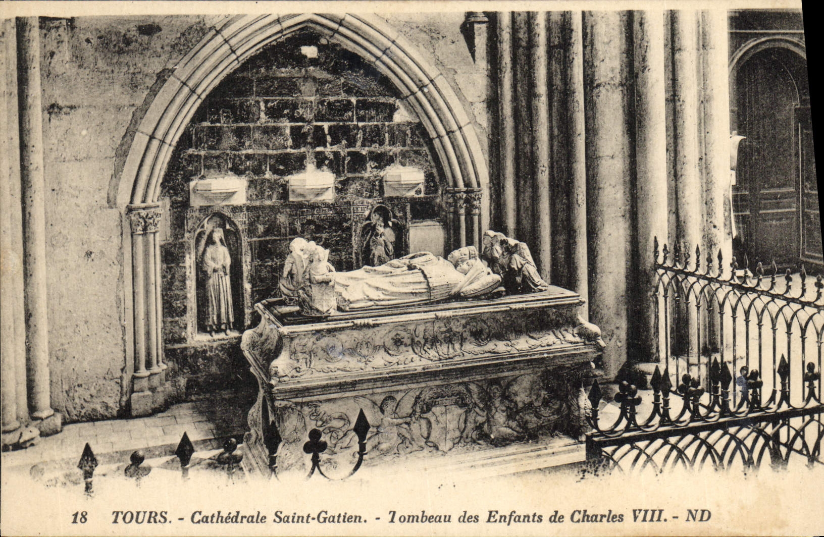CPA Tours Cathedrale Saint Gatien Tombeau des enfants de Charles VIII 