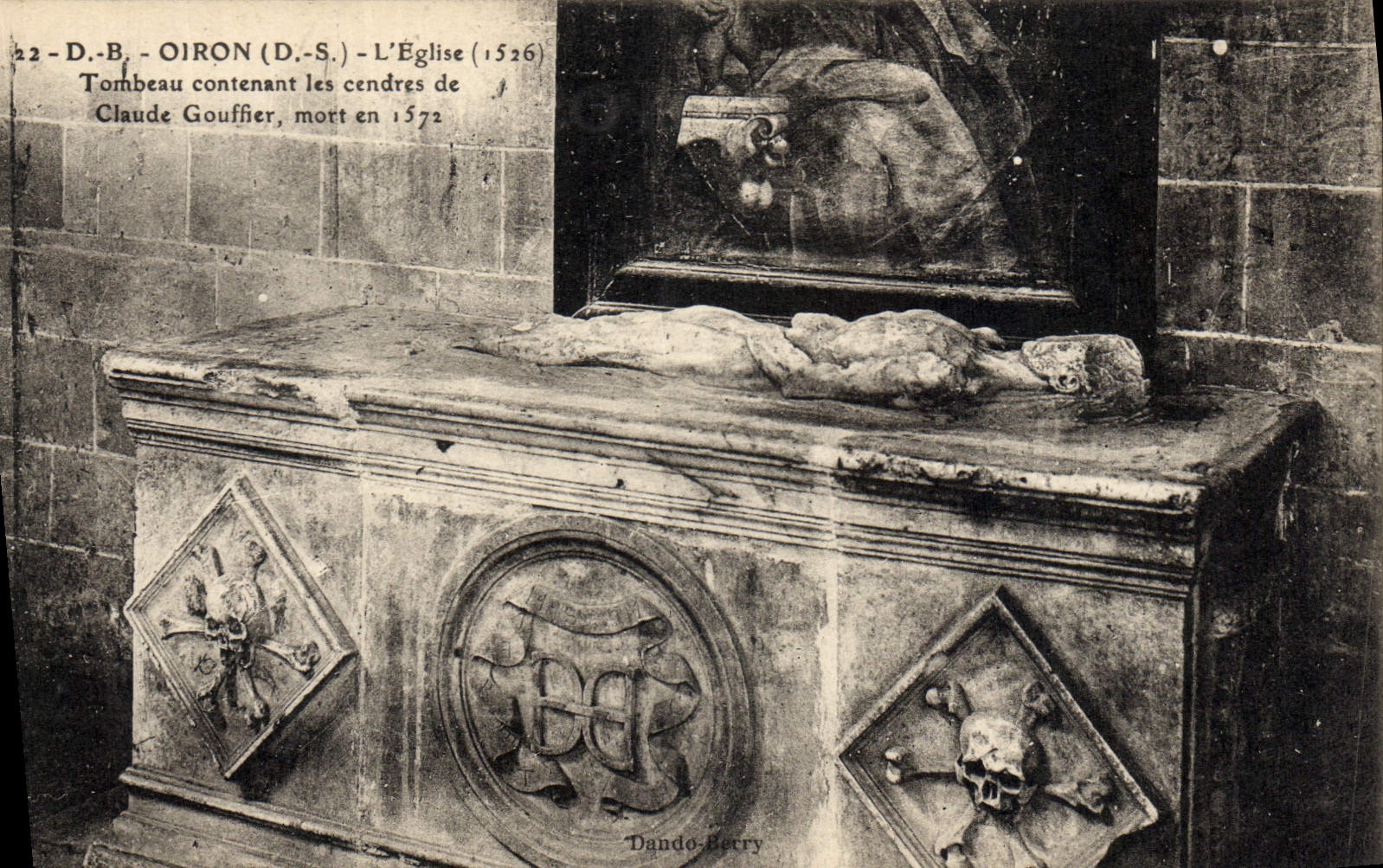 CPA Oiron L'eglise Tombeau contenant les cendres de Gouffier 