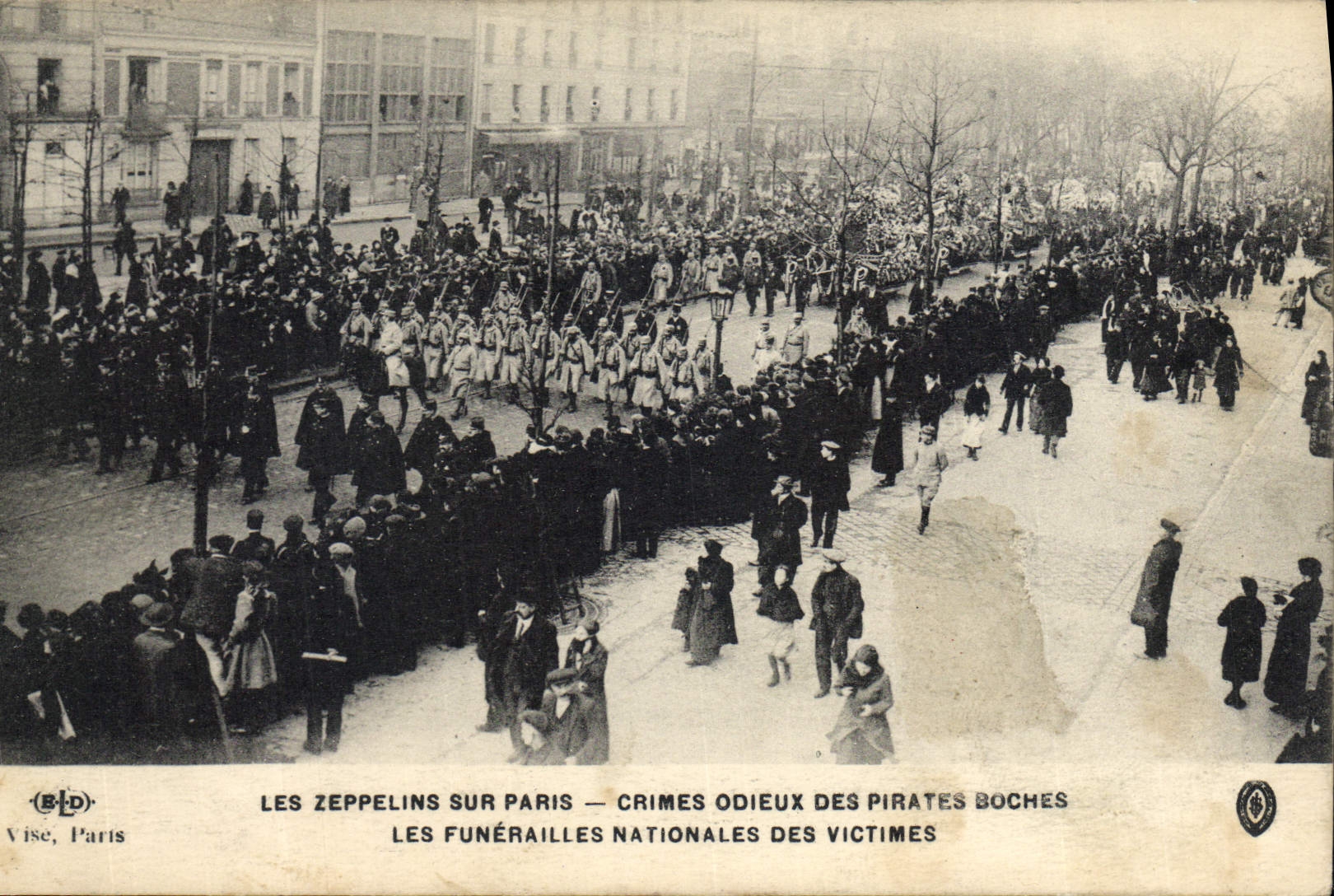 CPA Les zeppelins sur Paris Les funerailles nationales des victimes