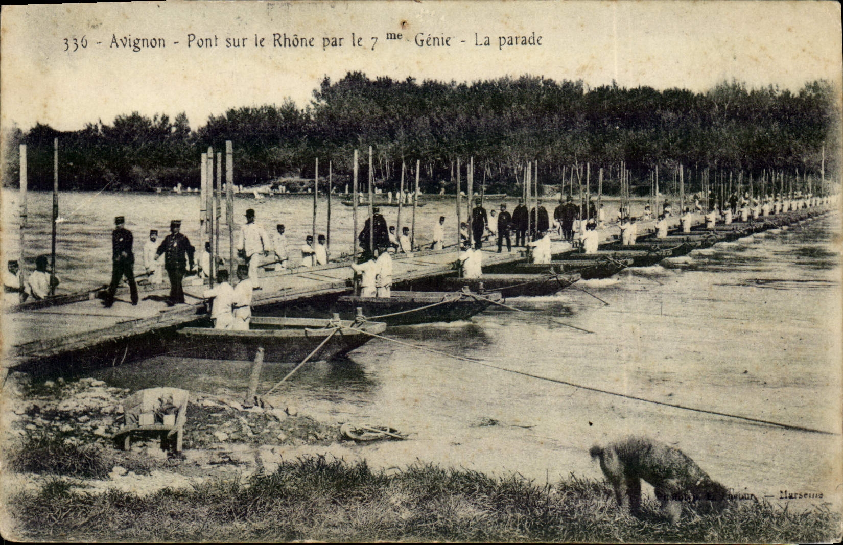 CPA Militaria Avignon Pont sur le Rhone par le 7eme Genie La parade