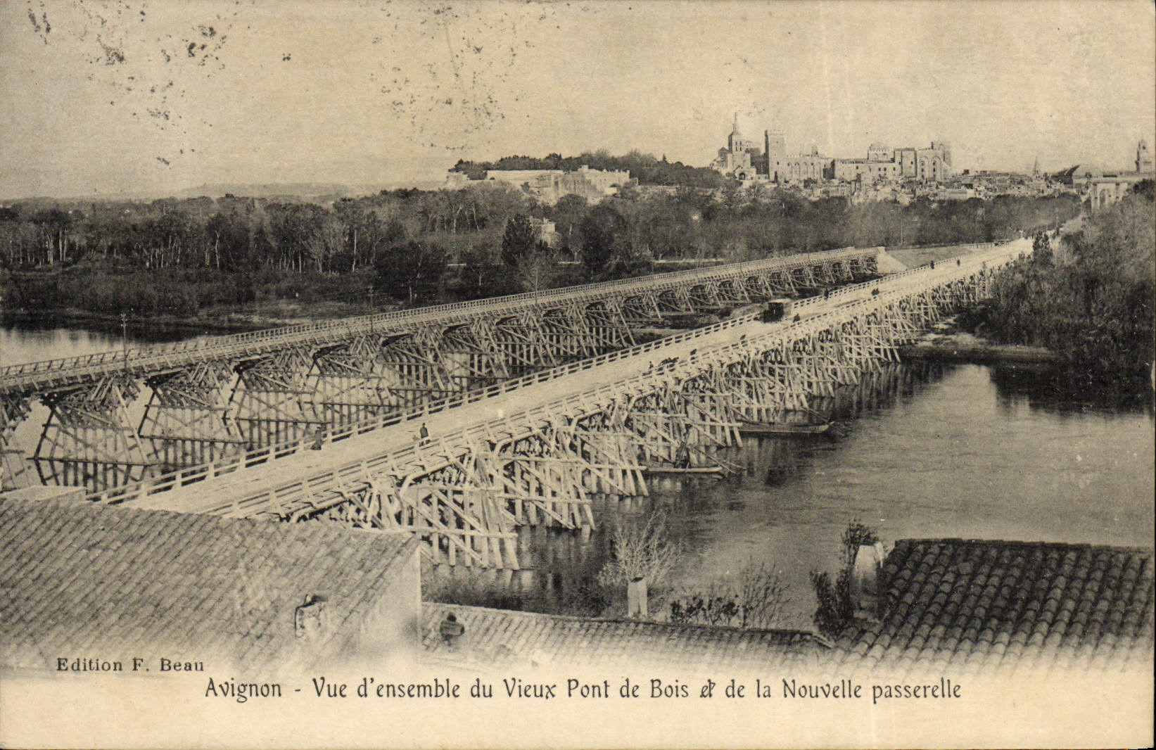CPA Militaria Avignon Vue d'ensemble du Vieux pont de bois et de la nouvelle passerelle
