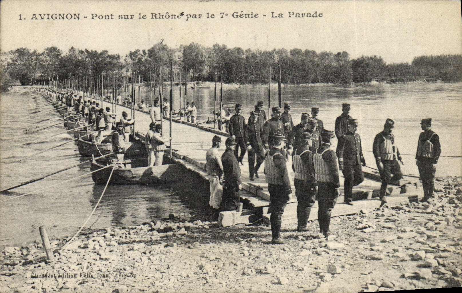 CPA Militaria Avignon Pont sur le Rhone par le 7eme Genie La parade