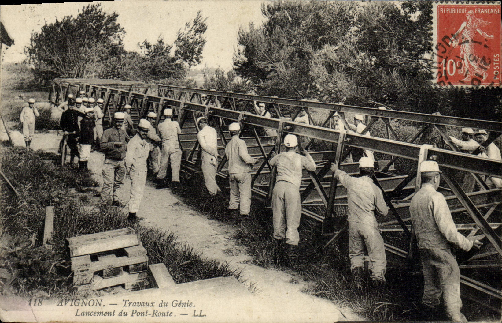 CPA Militaria Avignon Travaux du Genie Lancement du pont Route