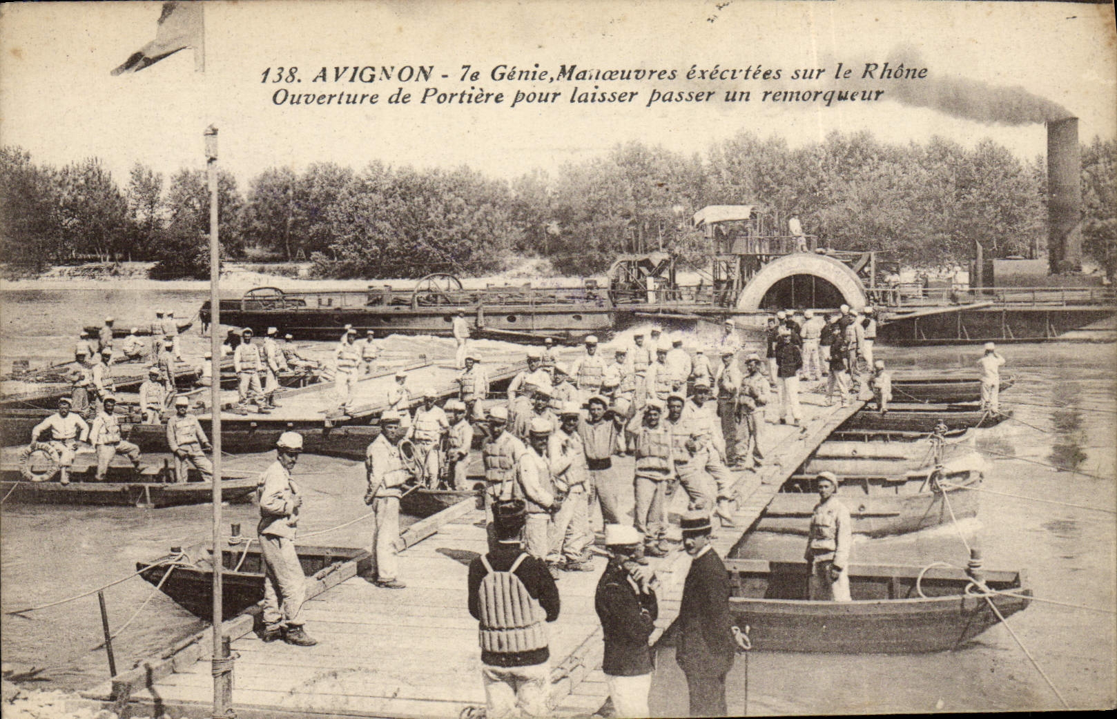 CPA Militaria Avignon 7eme Genie Manoeuvres executees sur le Rhone Ouverture de portiere pour laisser passer un remorqueur
