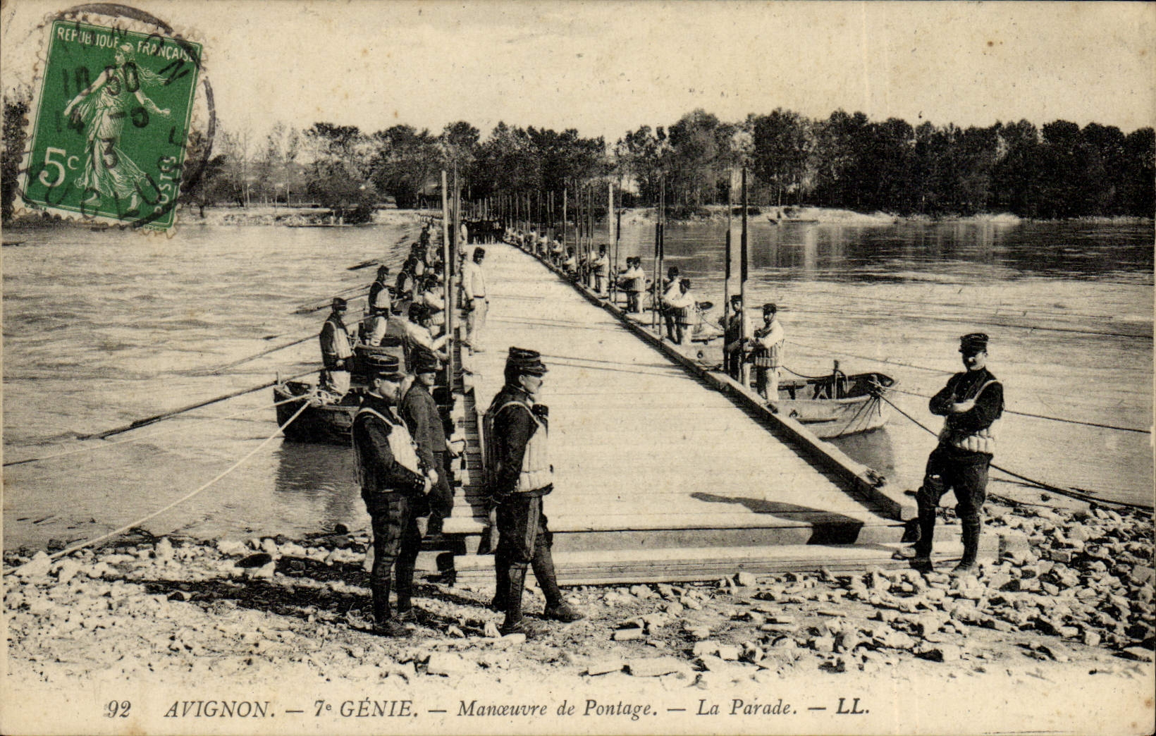 CPA Militaria Avignon 7eme Genie Manoeuvre de pontage La parade