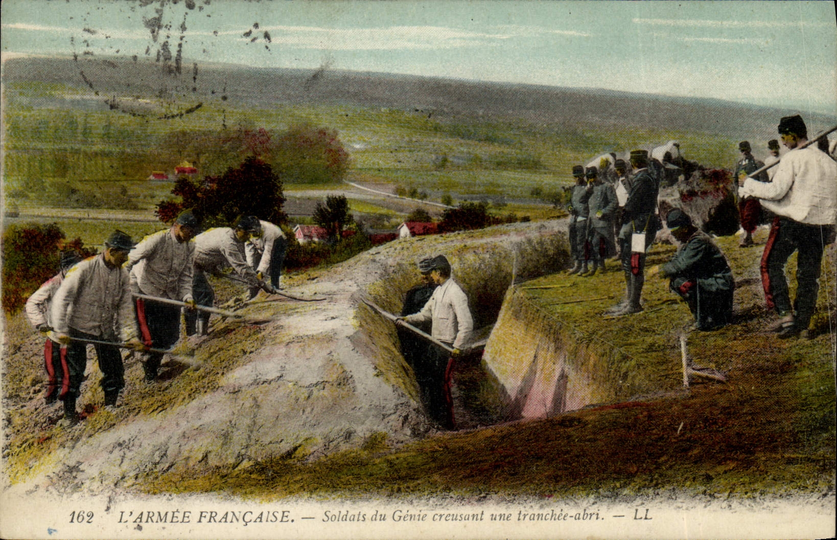 CPA Militaria Soldats du Genie creusant une tranchee abri