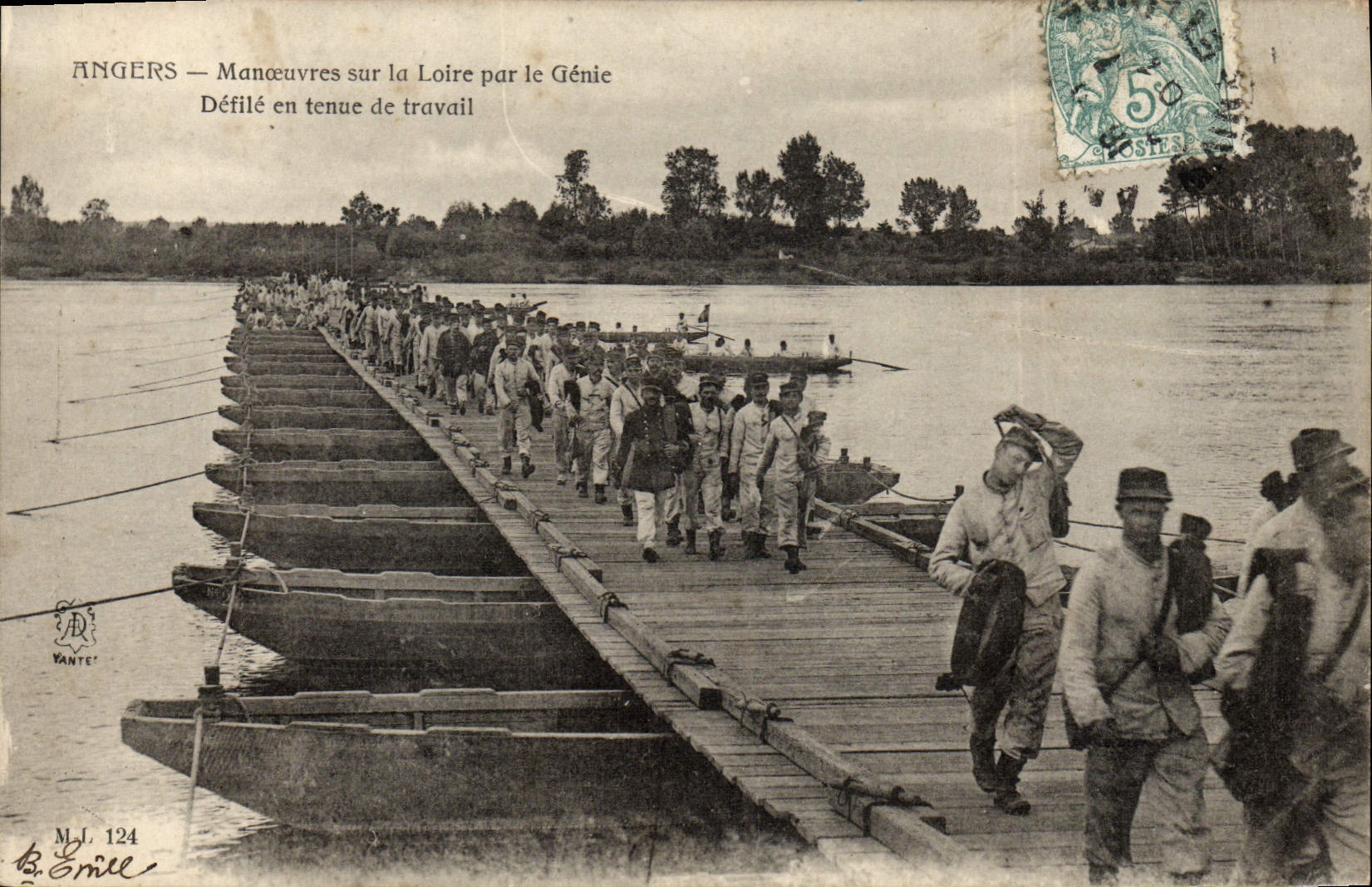 CPA Militaria Angers Manoeuvres sur la Loire par le Genie Defile en tenue de travail