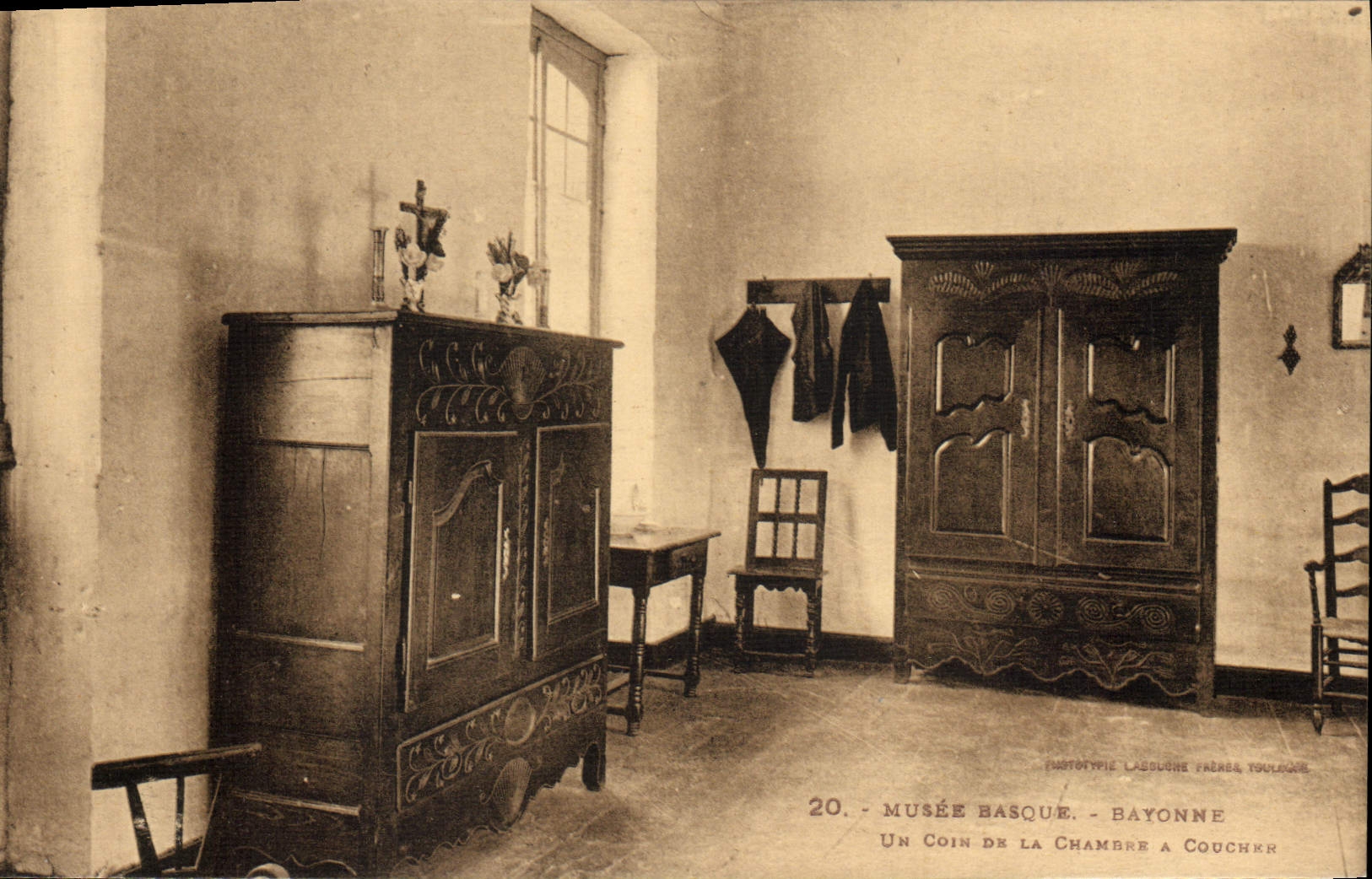 Postal Vagada vasca Bayona una esquina de la habitación que debe dormirse