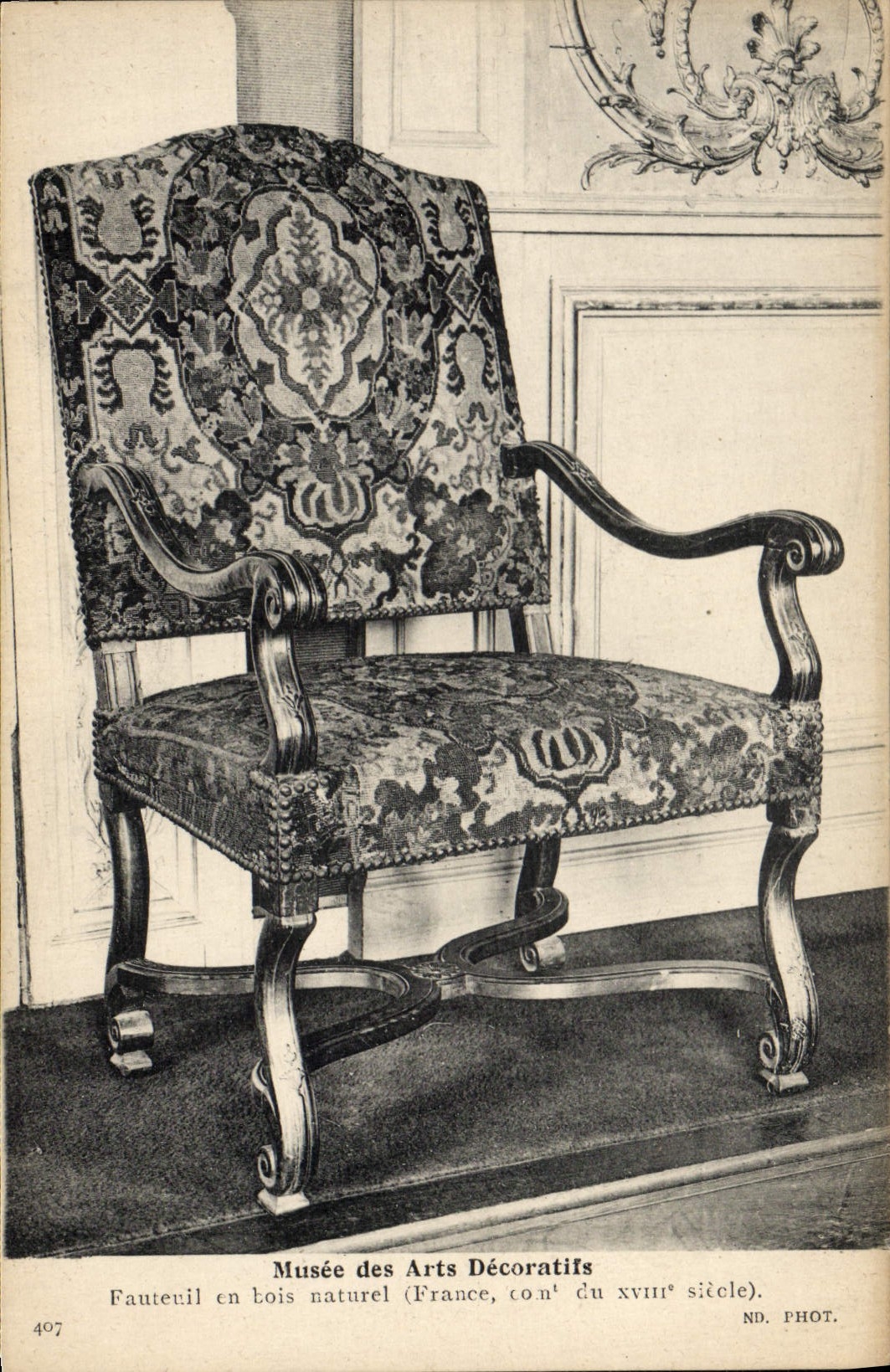CPA Musee des Arts Decoratifs Fauteuil en bois naturel