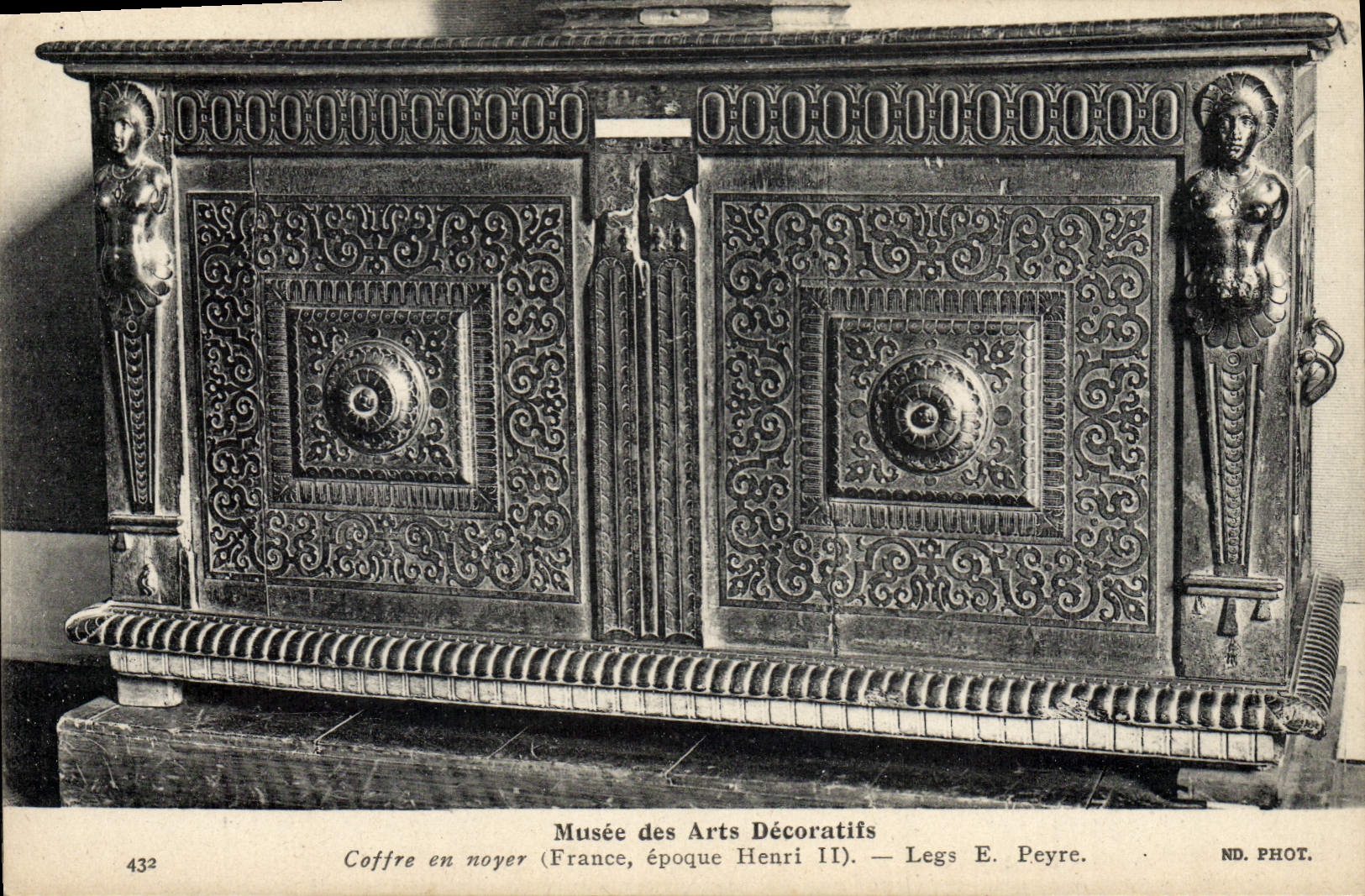 CPA Musee des Arts Decoratifs Coffre en noyer 